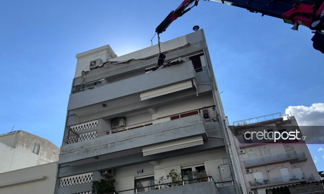Ηράκλειο: Γερανός απομάκρυνε το επικίνδυνο μπαλκόνι – Από θαύμα δεν θρηνήσαμε θύματα