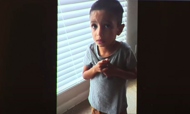 ΗΠΑ: 4χρονο αγόρι ζητιανεύει για ψωμί από τον πατέρα του πριν πεθάνει από ασιτία - Σπαρακτικό βίντεο