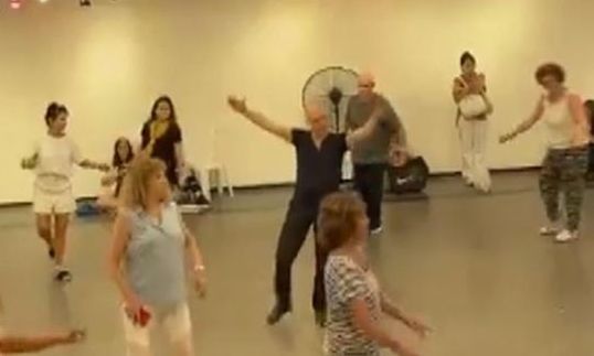 Iσραήλ: Συνέχισαν το μάθημα λαΐκών χορών, ενώ οι ιρανικοί πύραυλοι έπεφταν βροχή - Το viral βίντεο