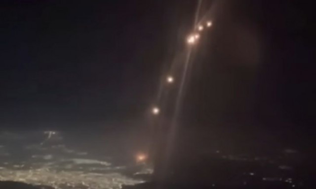 Επιβάτης πτήσης «τράβηξε» τη στιγμή που το Ιράν εκτοξεύει πυραύλους κατά του Ισραήλ