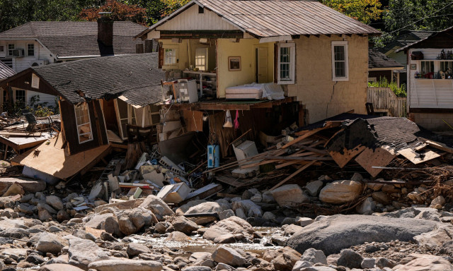 Τυφώνας Helene: Πέθαναν αγκαλιασμένοι -  Ζευγάρι σκοτώθηκε όταν δέντρο έπεσε στην κρεβατοκάμαρά του