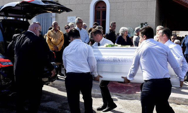 Φωτιά στο Ξυλόκαστρο: Θρήνος στις κηδείες των δύο ανδρών που βρήκαν τραγικό θάνατο