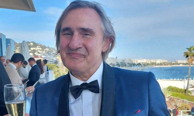 Άκης Σακελλαρίου: Πόζαρε με το χτυπημένο πόδι στο μπαλκόνι του σπιτιού του - Το μήνυμα του ηθοποιού