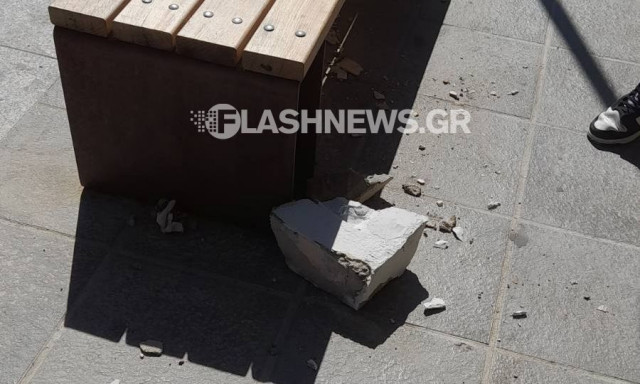 Χανιά: Κομμάτι μπαλκονιού «προσγειώθηκε» στο πεζοδρόμιο δίπλα από τουρίστες