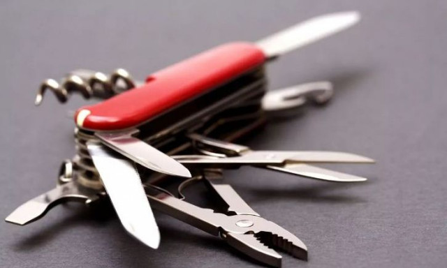 Απίστευτο και όμως αληθινό: Γιατρός άνοιξε το στήθος ασθενή με... ελβετικό σουγιά