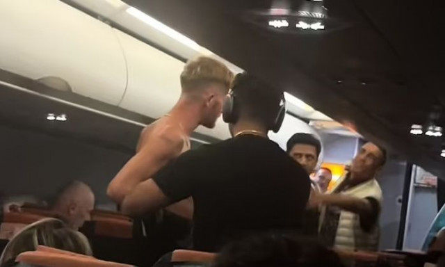 Βίντεο: Χάος σε πτήση με μεθυσμένο ημίγυμνο άνδρα - Έκτακτη προσγείωση στην Αθήνα