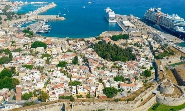 Οι Βρετανοί ψηφίζουν Ρόδο - Πάνω από 600 χιλιάδες τουρίστες επισκέπτονται το νησί