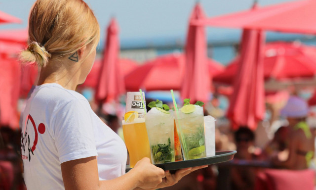 Στο στόχαστρο της Εφορίας τα φιλοδωρήματα – Ξεσπούν στο Newsbomb.gr στελέχη του κλάδου εστίασης