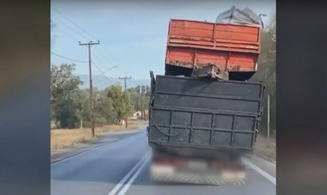 Εύβοια: Οδηγός φορτηγού φόρτωσε στην καρότσα του άλλο φορτηγό και βγήκε στους δρόμους