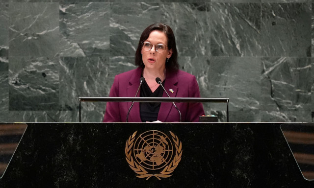 Πέταξαν σακούλα με ντομάτες και κρεμμύδια στην υπουργό Εξωτερικών της Σουηδίας - Δείτε βίντεο