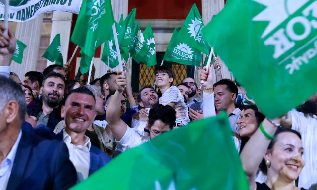 Νίκος Ανδρουλάκης: Χορεύει με τον γιο του υπό τους ήχους του «Bella Ciao» - Δείτε το βίντεο