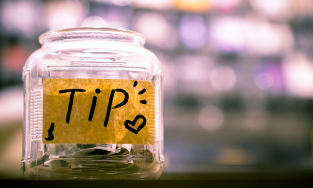 Φορολογούνται τα φιλοδωρήματα: Αντιδράσεις από τον κλάδο της εστίασης