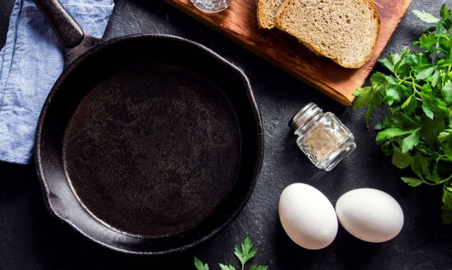 Αντικολλητικά τηγάνια: Πότε πρέπει να τα αντικαταστήσετε - Αυτά τα συμπτώματα σας βοηθούν