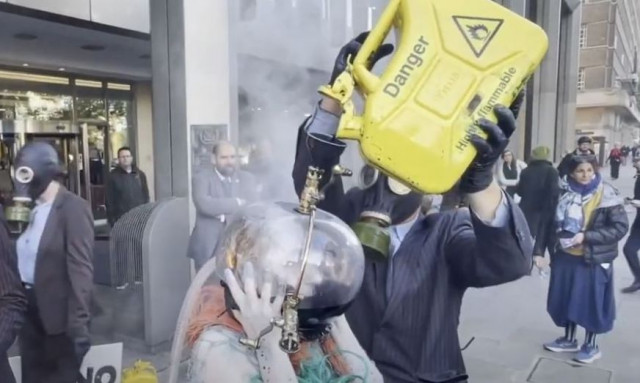 Ακτιβιστές «πνίγονται» στις φλόγες και στέλνουν μήνυμα για την κλιματική κρίση