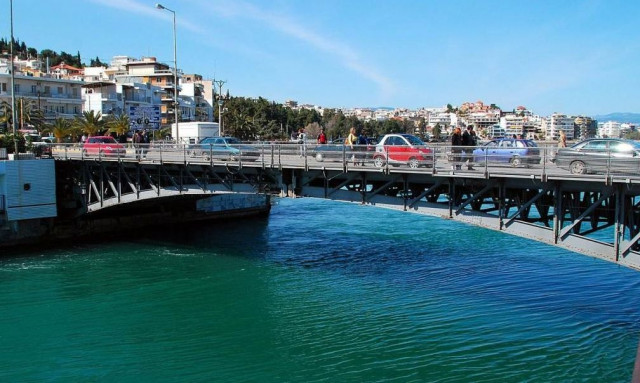 Πανικός στην παραλία της Χαλκίδας με άνδρα που απειλούσε να μαχαιρώσει περαστικούς