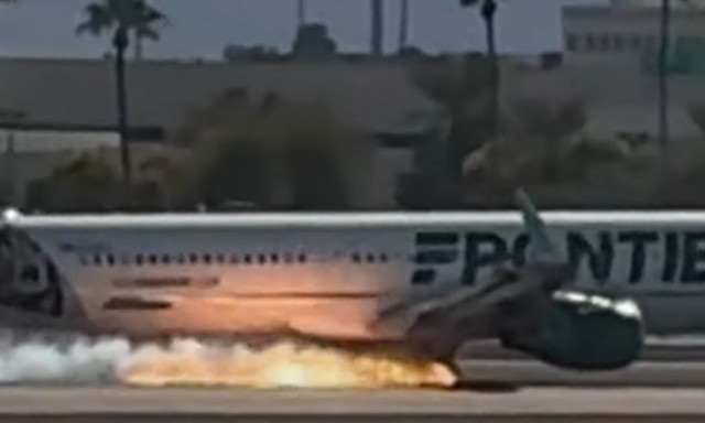 Αεροπλάνο της Frontier Airlines πιάνει φωτιά κατά τη διάρκεια της προσγείωσης