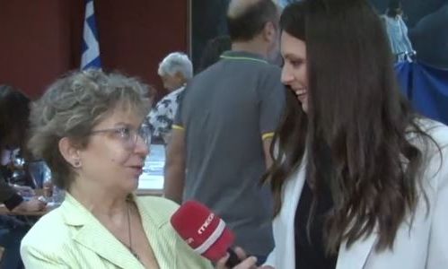 Εκλογές ΠΑΣΟΚ: Πήγε ντυμένη στα πράσινα να ψηφίσει - «Είμαι ευτυχής που ασκούμε αυτό το δικαίωμα»