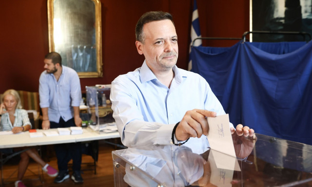 Εκλογές ΠΑΣΟΚ: Παράταση ζήτησε η πλευρά Δούκα – «Σχηματίζονται ουρές εκλογέων που ταλαιπωρούνται»