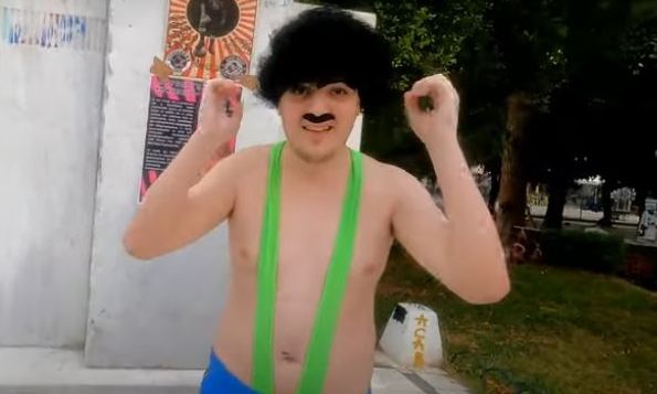 Viral σκηνικό στην Πάτρα: Νεαρός κυκλοφόρησε με μαγιό «Borat» και μαγνήτισε τα βλέμματα