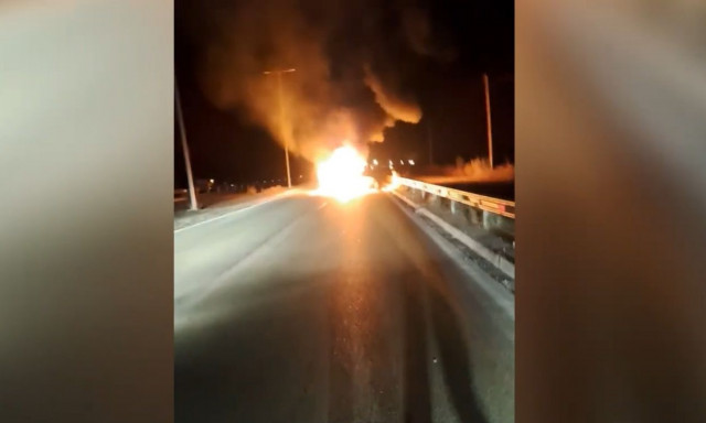 Τραγωδία στην Λάρισα: Άνδρας απανθρακώθηκε - Βίντεο από τη στιγμή που τυλίχθηκε στις φλόγες το αμάξι
