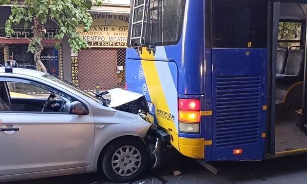 Καραμπόλα με δύο αυτοκίνητα και ένα τρόλεϊ στην Πατησίων