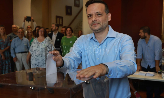 Εκλογές ΠΑΣΟΚ: Εικόνες από τη στιγμή που ψηφίζει ο Χάρης Δούκας - «Ενώνουμε δυνάμεις»