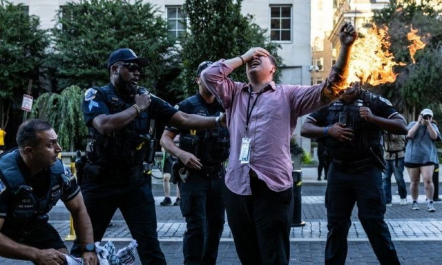 ΗΠΑ: Άνδρας επιχείρησε να αυτοπυρποληθεί έξω από τον Λευκό Οίκο σε διαδήλωση για τη Γάζα