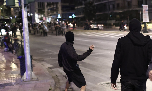 Εντάσεις και επεισόδια έξω από την πρεσβεία του Ισραήλ