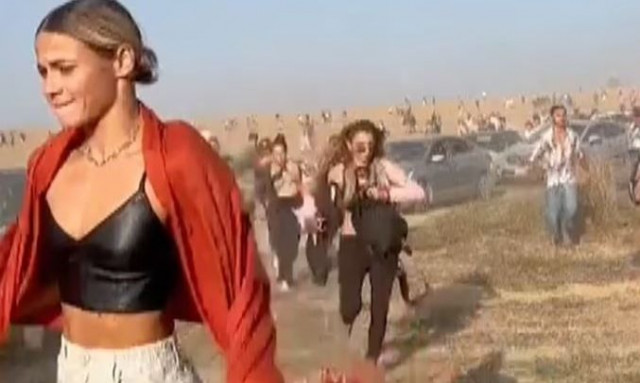 Συγκλονίζει το κορίτσι με τα κόκκινα» που γλίτωσε από τη Χαμάς - «Έμεινα ζωντανή για την κόρη μου»