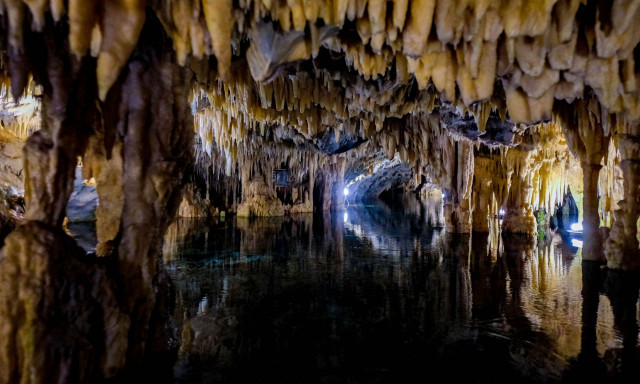 Θυμίζουν απόκοσμο τοπίο: Πέντε εντυπωσιακά σπήλαια της Ελλάδας που πρέπει να εξερευνήσεις