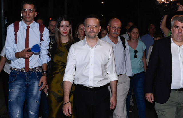 Χάρης Δούκας: Το 7λεπτο περπάτημα έως τα γραφεία του ΠΑΣΟΚ μετά το ντέρμπι με τον Παύλο Γερουλάνο