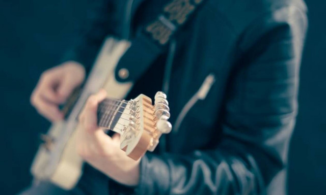 Στα δικαστήρια γνωστός τραγουδιστής - Κατηγορεί θαυμάστριά του για παρενόχληση