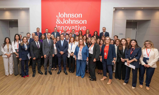Hub κλινικών δοκιμών στην Ελλάδα από την Johnson & Johnson - Επίσκεψη Γεωργιάδη στο νεοσύστατο Τμήμα