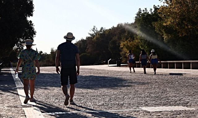 Καιρός: Με υψηλές θερμοκρασίες, νοτιάδες και αυξημένη υγρασία η Τρίτη