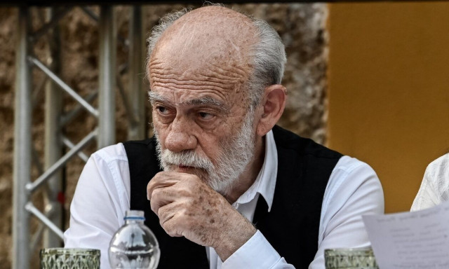 Γιώργος Λιάνης: «Είμαι 82 χρονών, με τη σύντροφό μου έχουμε 20 χρόνια διαφορά»