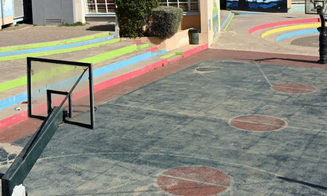 Μυτιλήνη: «Τα παιδιά περιφέρονται στην αυλή και δεν κάνουν μάθημα»