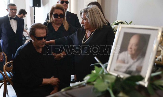 Μίμης Πλέσσας: Συγκίνηση στην κηδεία του «φίλου, αδελφού και αγαπημένου» μουσικοσυνθέτη