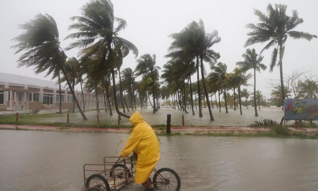 Ο «τυφώνας-τέρας» Μίλτον απειλεί να «πνίξει» τη Φλόριντα: «Φύγετε, είναι θέμα ζωής και θανάτου»