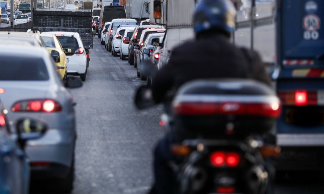 Κίνηση: Ανατροπή φορτηγού στην Περιφερειακή Αιγάλεω - Διακοπή κυκλοφορίας