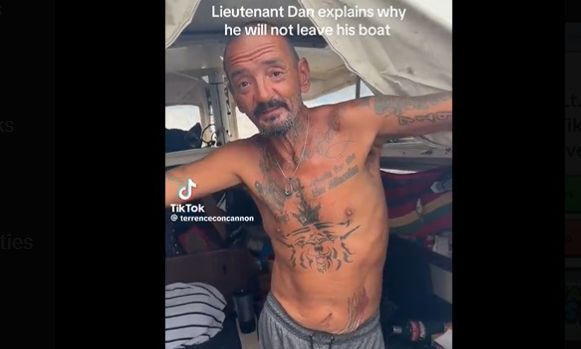 Ο «Υπολοχαγός Νταν» αρνείται να εγκαταλείψει τη βάρκα του εν όψη του τυφώνα Μίλτον