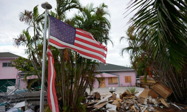 Μίλτον: Υποβαθμίστηκε σε τυφώνα κατηγoρίας τρία