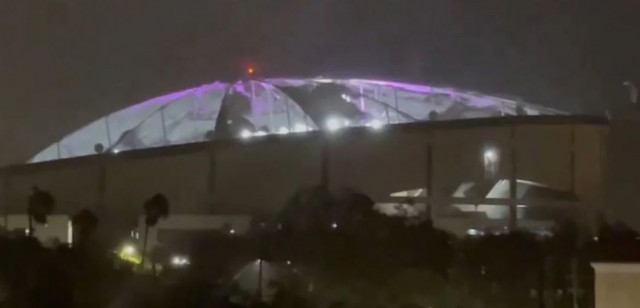 Σαρώνει την Φλόριντα ο κυκλώνας Μίλτον: Ξηλώθηκε η στέγη τοπικού θολωτού σταδίου