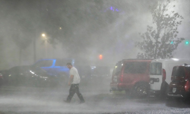 Υποβαθμίσθηκε ο τυφώνας Μίλτον - Χαρακτηρίζεται πλέον ως μετατροπικός κυκλώνας