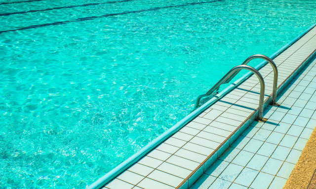 Κρήτη: Μεθυσμένος τουρίστας πήδηξε από μπαλκόνι σε πισίνα και χαροπαλεύει