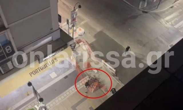 Αδιανόητο περιστατικό στη Λάρισα: Τον πήρε στο κυνήγι και του πέταξε τσιμεντόλιθο (vid)