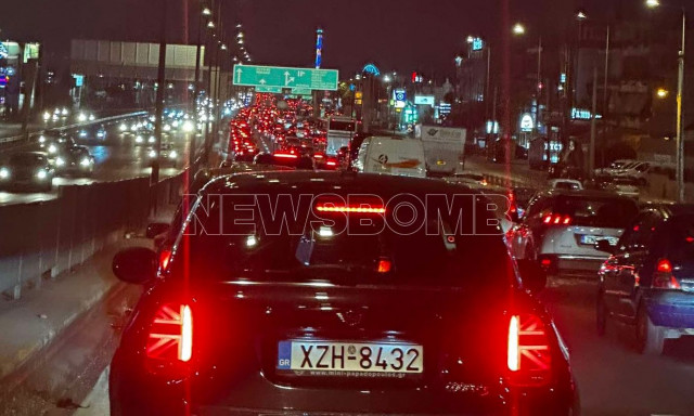 Σύγκρουση οχημάτων στην κάθοδο του Κηφισού - Απίστευτο μποτιλιάρισμα