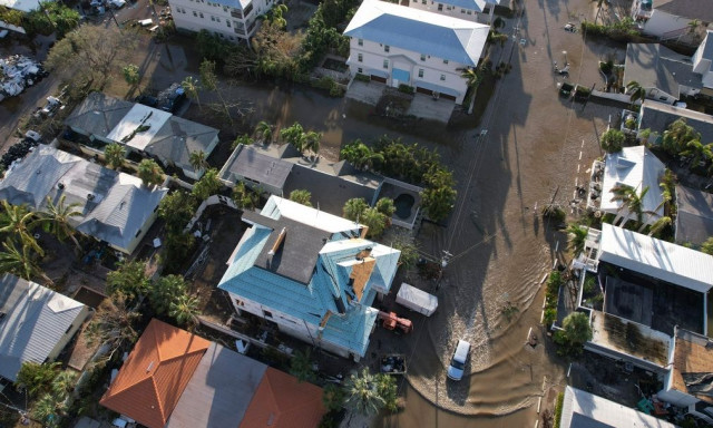 Τυφώνας «Μίλτον»: Προεκλογική κόντρα Τραμπ-Χάρις στα συντρίμμια - Πάνω από 100 δισ. το κόστος