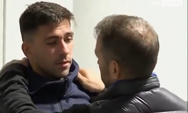 Η αγκαλιά του Ντέμη Νικολαϊδη στον Τάσο Μπακασέτα