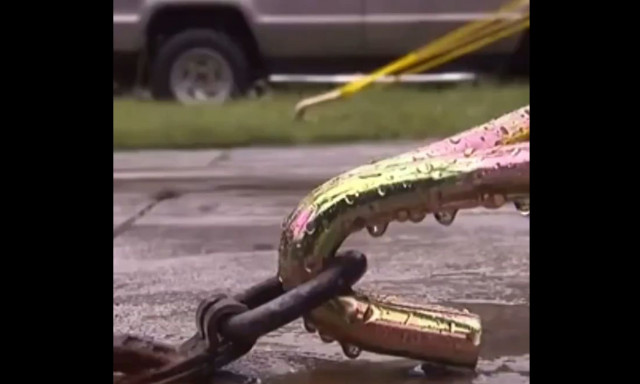 Τυφώνας «Μίλτον»: Άντρας έδεσε το σπίτι του για να μην το πάρει ο αέρας - Τα κατάφερε