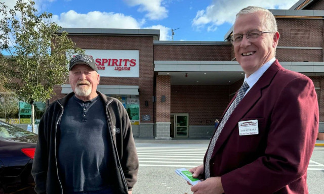 ΗΠΑ: «Kαλός Σαμαρείτης» βρήκε 12.000 δολάρια και τα επέστρεψε όλα στην ηλικιωμένη που τα έχασε